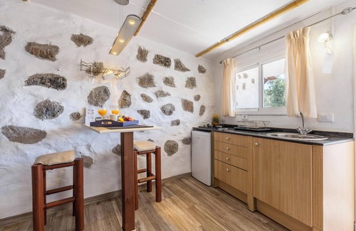 Tuineje Apartamento | Apartamento vacacional 'Elysium Olival en Casa La Fuentita' con vistas a la montaña, Solo Adultos