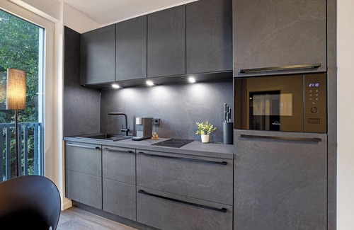 Altenbeken Apartamento | Apartamento vacacional "Egge Resort 7f" con balcón, jacuzzi y sauna