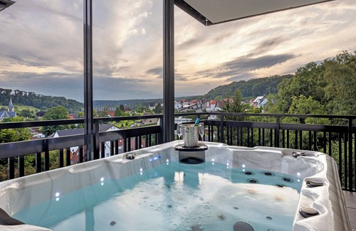 Altenbeken Apartamento | Apartamento vacacional "Egge Resort 7f" con balcón, jacuzzi y sauna