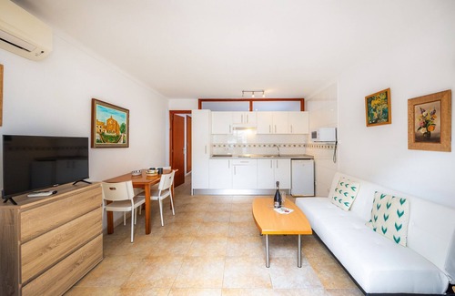Cala Agulla Apartamento | Apartamento vacacional "Mhm 1" con balcón y Wi-Fi