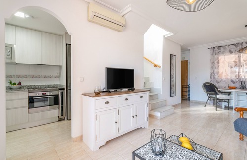 Los Arenales del Sol Apartamento | Apartamento vacacional con vistas al mar, piscina y jacuzzi compartidos, terrazas, jardín y Wi-Fi