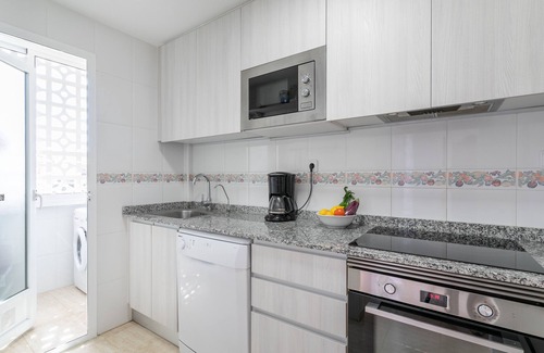 Los Arenales del Sol Apartamento | Apartamento vacacional con vistas al mar, piscina y jacuzzi compartidos, terrazas, jardín y Wi-Fi