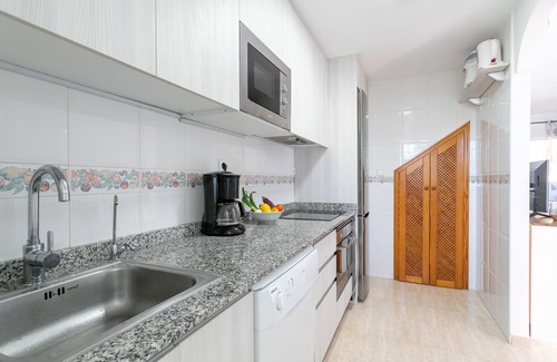 Los Arenales del Sol Apartamento | Apartamento vacacional con vistas al mar, piscina y jacuzzi compartidos, terrazas, jardín y Wi-Fi