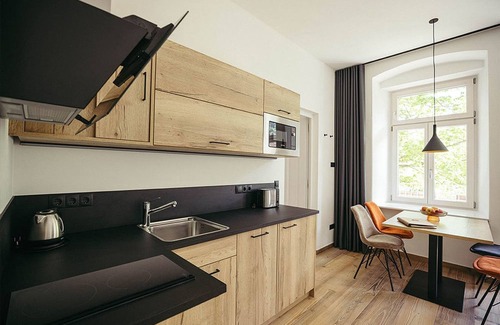 Lagundo Apartamento | Apartamento vacacional 'Freienfeldhof Elstar' con vistas a la montaña, jardín comunitario y Wi-Fi