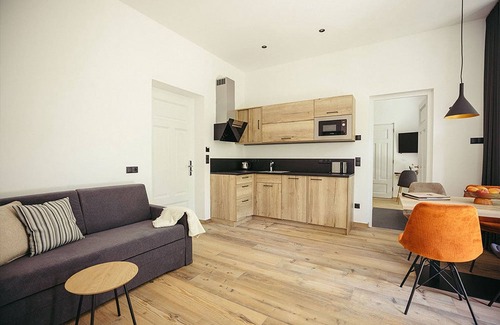 Lagundo Apartamento | Apartamento vacacional 'Freienfeldhof Elstar' con vistas a la montaña, jardín comunitario y Wi-Fi