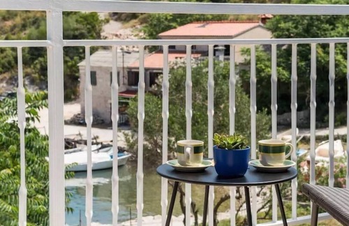 Cove Donja Krusica (Donje selo) Apartamento | Apartamento de vacaciones Grohote para 1 - 5 personas con 2 dormitorios - Apartamento en casa unifam