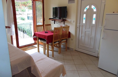Cove Donja Krusica (Donje selo) Apartamento | Apartamento de vacaciones Grohote para 1 - 4 personas con 2 dormitorios - Casa adosada