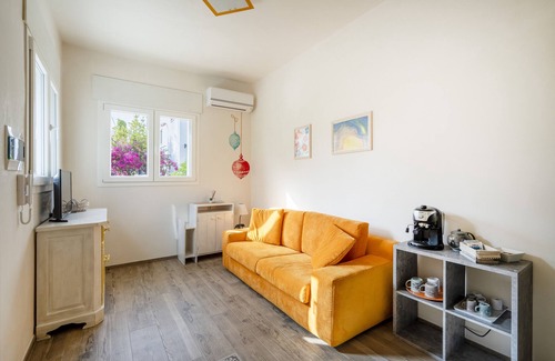 Savelletri Apartamento | Apartamento vacacional "Gufo Di Mare - Giallo" con vistas al mar, terraza privada y Wi-Fi
