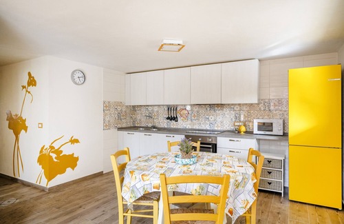 Savelletri Apartamento | Apartamento vacacional "Gufo Di Mare - Giallo" con vistas al mar, terraza privada y Wi-Fi