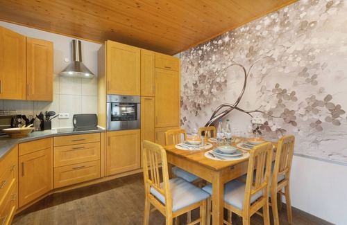 Heinrichsdorf Apartamento | Apartamento vacacional 'Haus Luise' accesible, con vistas a la montaña y terraza comunitaria