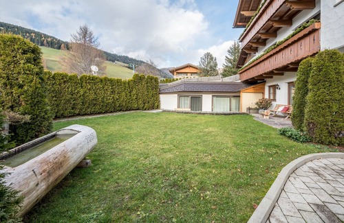Valle San Silvestro Apartamento | Apartamento vacacional "Haus zur Vogelweide App 4" con vistas a la montaña, balcones y Wi-Fi