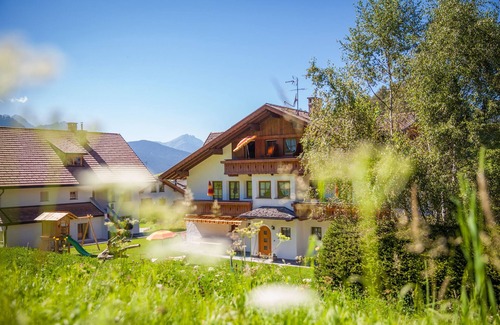 Valle San Silvestro Apartamento | Apartamento vacacional "Haus zur Vogelweide App 3" con vistas a la montaña, balcones y Wi-Fi