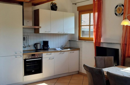 Elzach Apartamento | Holiday Apartment 'Herrschaftssitz' with Shared Terrace, Shared Garden and Wi-Fi