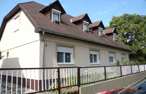 Balatonboglar Apartamento | Apartamento vacacional con pabellón de jardín en el medio