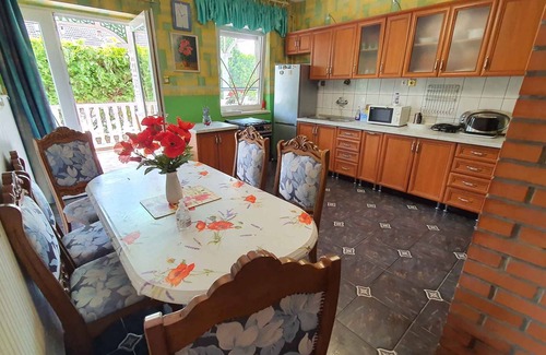 Balatonfured Apartamento | Apartamento vacacional con terraza e inalámbrico
