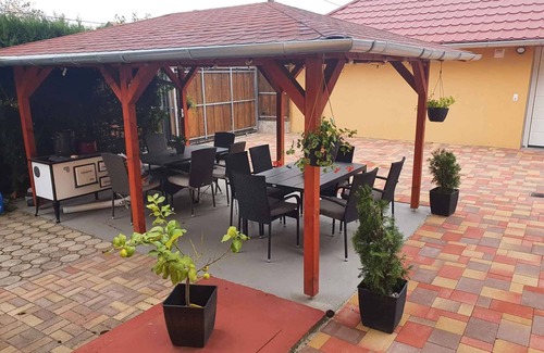 Balatonlelle Apartamento | Apartamento vacacional con barbacoa y tenis de mesa