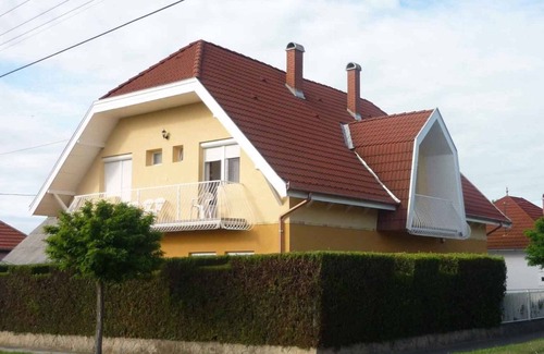 Balatonlelle Apartamento | Apartamento vacacional con barbacoa y tenis de mesa