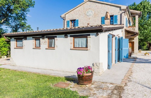 Mondavio Apartamento | Tiziana Granja, 4 apartamentos y una gran piscina en Mondavio, a 20 km del mar - APP. a las flores rojas