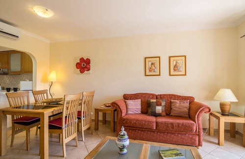 Alpouvar Apartamento | Apartamento vacacional en Albufeira resort con Self check-in, Wi-Fi, terraza y piscinas compartidas.