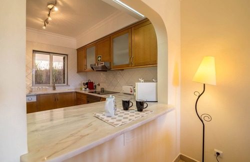 Alpouvar Apartamento | Apartamento vacacional en Albufeira resort con Self check-in, Wi-Fi, terraza y piscinas compartidas.