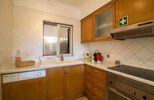 Alpouvar Apartamento | Apartamento vacacional en Albufeira resort con Self check-in, Wi-Fi, terraza y piscinas compartidas.