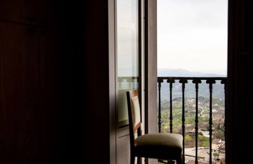 Ariano Irpino Apartamento | Apartamento vacacional "Casa Vela" con vistas a la montaña, terraza privada y Wi-Fi