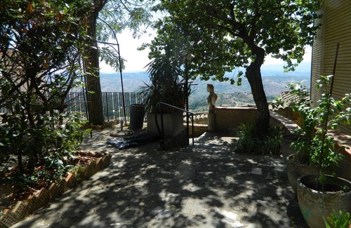 Ariano Irpino Apartamento | Apartamento vacacional "Casa Vela" con vistas a la montaña, terraza privada y Wi-Fi