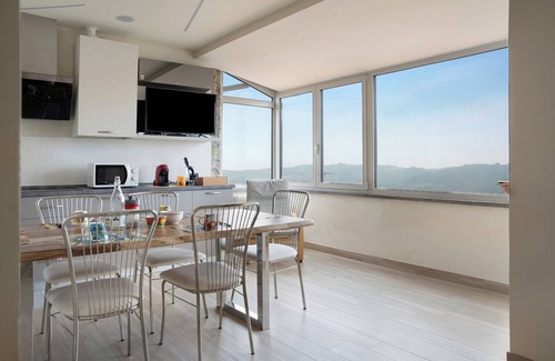 Niella Belbo Apartamento | Apartamento vacacional "Nigella Langhe Home" con vistas a la montaña, balcón y Wi-Fi