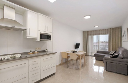 El Medano Apartamento | Apartamento de vacaciones 'La Perla D22 En El Médano' con piscina compartida, balcón y Wi-Fi