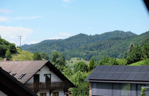 Untermunstertal Apartamento | Apartamento vacacional 'Mühlefelsen, Tipo B' con vistas a la montaña, balcón y Wi-Fi en Münstertal
