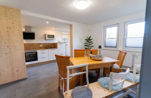 Schonach im Schwarzwald Apartamento | Apartamento vacacional 'Maisonette-Ferienwohnung' con vistas a la montaña, jardín comunitario y Wi-Fi
