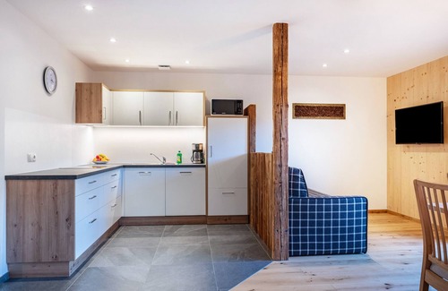 Sarentino Apartamento | Apartamento vacacional Mittnackerhof Kamille con vistas a la montaña, balcón y Wi-Fi