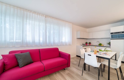 Lignano Sabbiadoro Apartamento | Apartamento vacacional con jardín privado y 3 terrazas