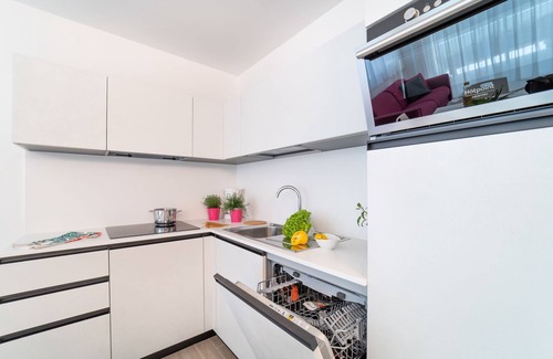 Lignano Sabbiadoro Apartamento | Apartamento vacacional con jardín privado y 3 terrazas