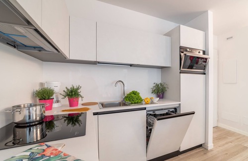 Lignano Sabbiadoro Apartamento | Apartamento vacacional con jardín privado y 3 terrazas