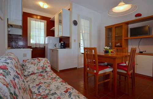 Bibione Lido dei Pini Apartamento | Apartamento vacacional Con terraza, barbacoa y jardín.