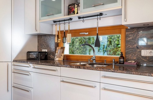 Thuringen Apartamento | Apartamento vacacional 'Nearby' con vistas a la montaña, terraza privada y Wi-Fi