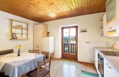 Redagno Apartamento | Apartamento vacacional "Pischlhof Apt Lärche" con vistas a la montaña, balcón y jardín compartido