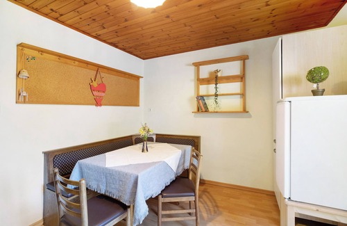 Redagno Apartamento | Apartamento vacacional "Pischlhof Apt Lärche" con vistas a la montaña, balcón y jardín compartido