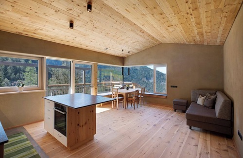 Redagno Apartamento | Apartamento vacacional "Pitschlhof Apt Zirbe" con vistas a la montaña y terraza privada