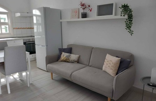 Playa Honda Apartamento | Holiday Apartment 'Playa Honda Holiday Home' with Shared Garden, Balcony and Wi-Fi