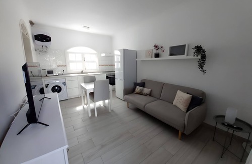 Playa Honda Apartamento | Holiday Apartment 'Playa Honda Holiday Home' with Shared Garden, Balcony and Wi-Fi