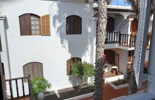 Playa Honda Apartamento | Holiday Apartment 'Playa Honda Holiday Home' with Shared Garden, Balcony and Wi-Fi