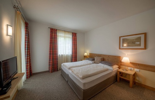 Santa Valburga Apartamento | Apartamento vacacional 'Pöder Alplahner' con vistas a la montaña, balcón, jardín compartido y Wi-Fi