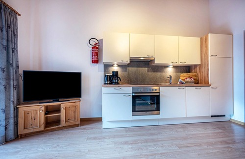 Luson Apartamento | Apartamento vacacional "Raffreiderhof Apt Fichte" con vistas a la montaña, piscina y Wi-Fi