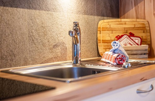 Luson Apartamento | Apartamento vacacional "Raffreiderhof Apt Fichte" con vistas a la montaña, piscina y Wi-Fi
