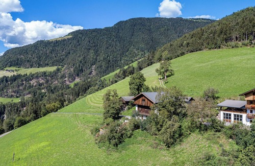 Luson Apartamento | Apartamento vacacional "Raffreiderhof Apt Fichte" con vistas a la montaña, piscina y Wi-Fi