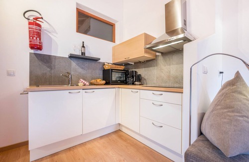Luson Apartamento | Apartamento vacacional "Raffreiderhof Apt Zirbe" con vistas a la montaña, piscina y Wi-Fi