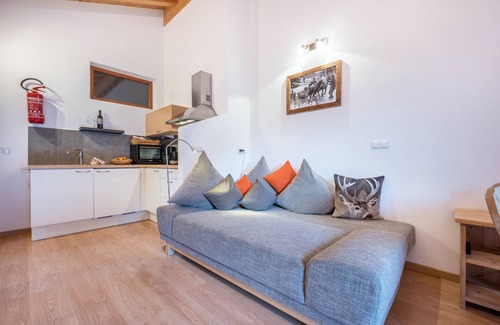 Luson Apartamento | Apartamento vacacional "Raffreiderhof Apt Zirbe" con vistas a la montaña, piscina y Wi-Fi