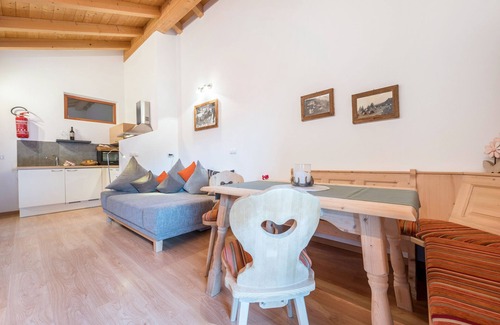 Luson Apartamento | Apartamento vacacional "Raffreiderhof Apt Zirbe" con vistas a la montaña, piscina y Wi-Fi